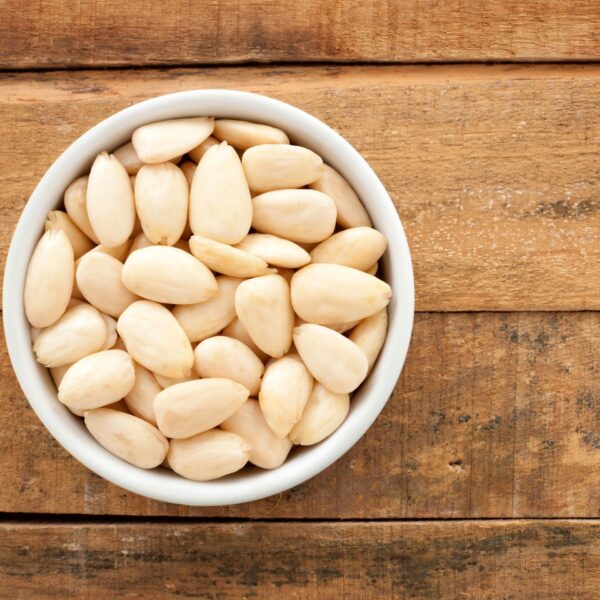 Organic peeled almonds, vacuum-packed