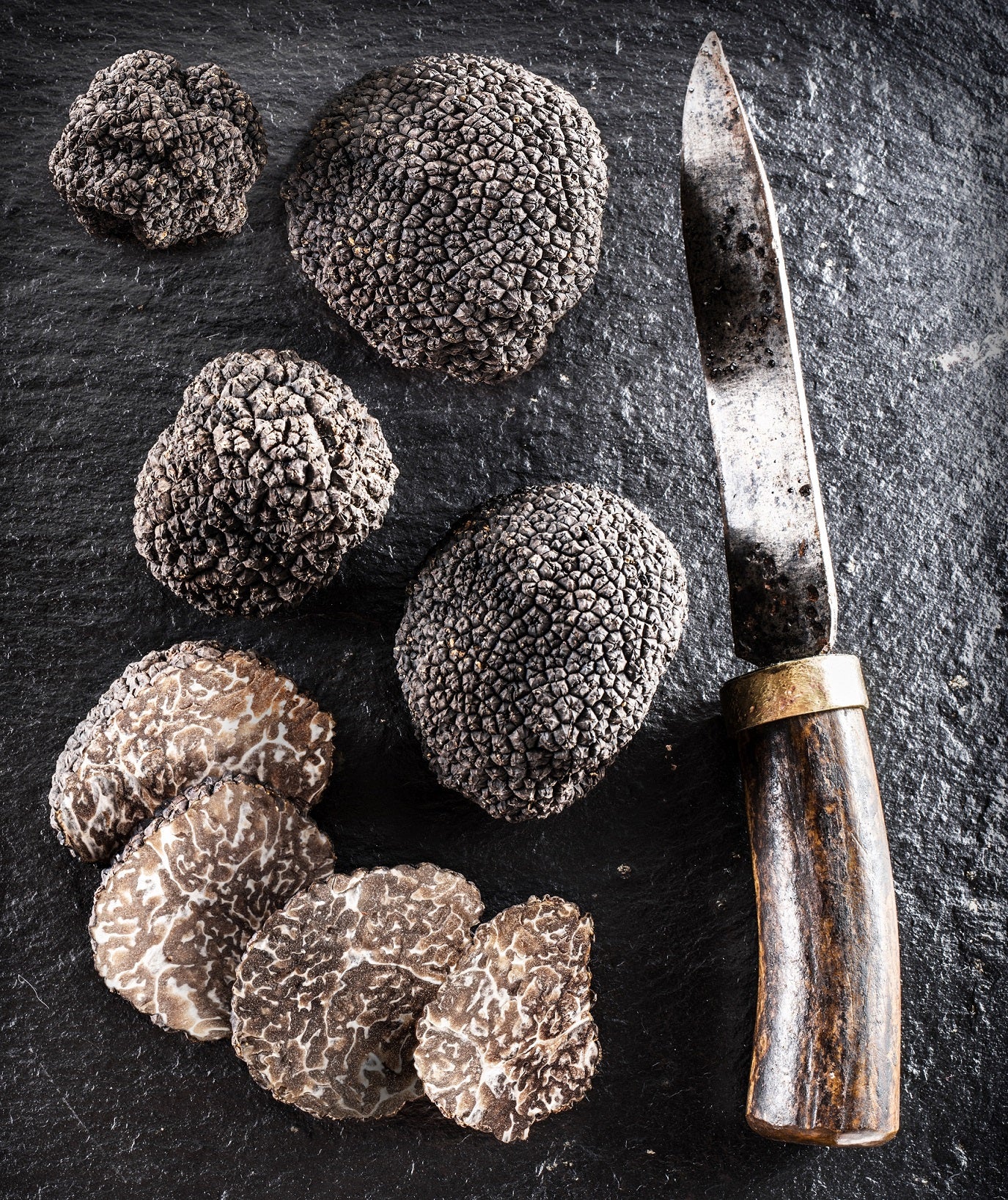 Exquisite infused oil – Extra virgin olive oil with black truffle | nutty-aromatic & mildly fruity | 250 ml