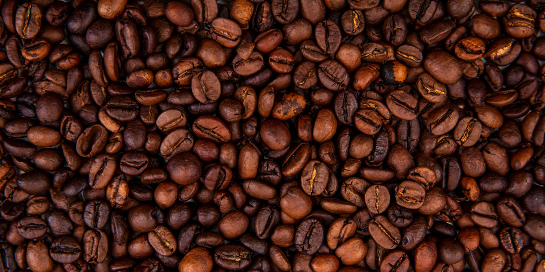 Geröstete Kaffeebohnen in Nahaufnahme