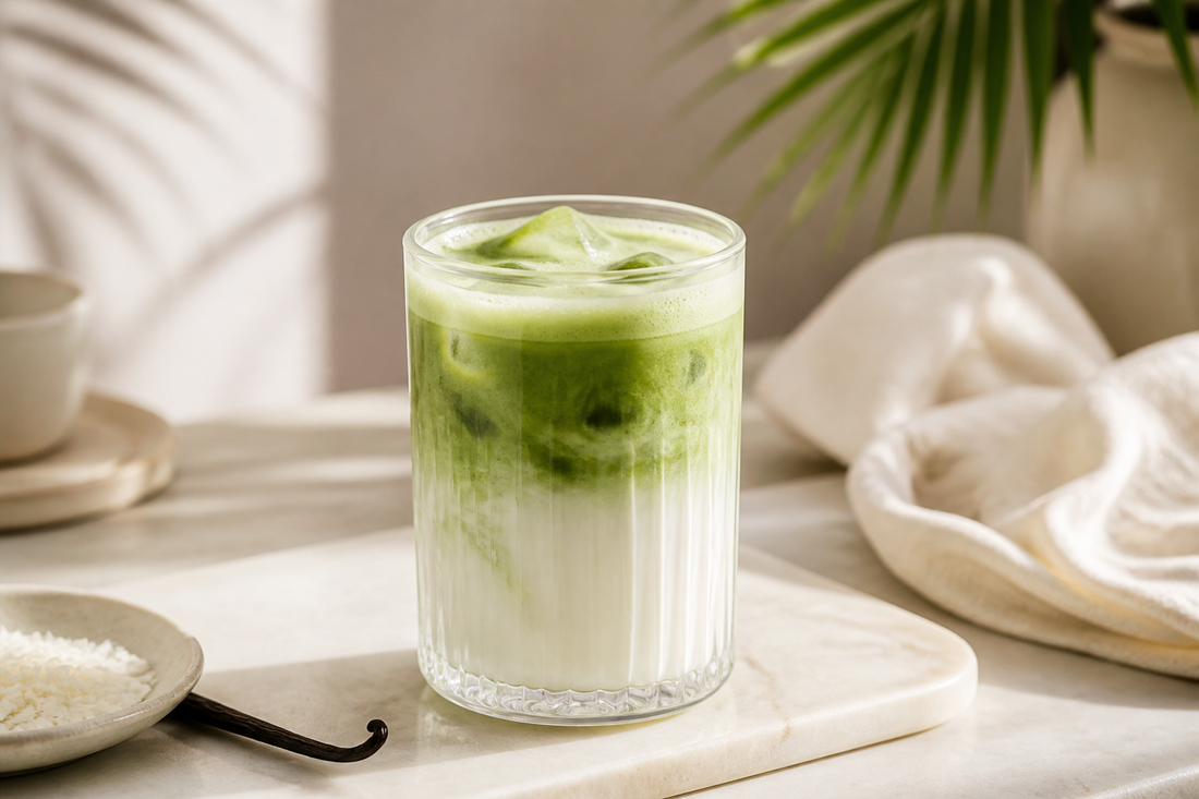 Matcha-Kokos-Latte mit Vanille
