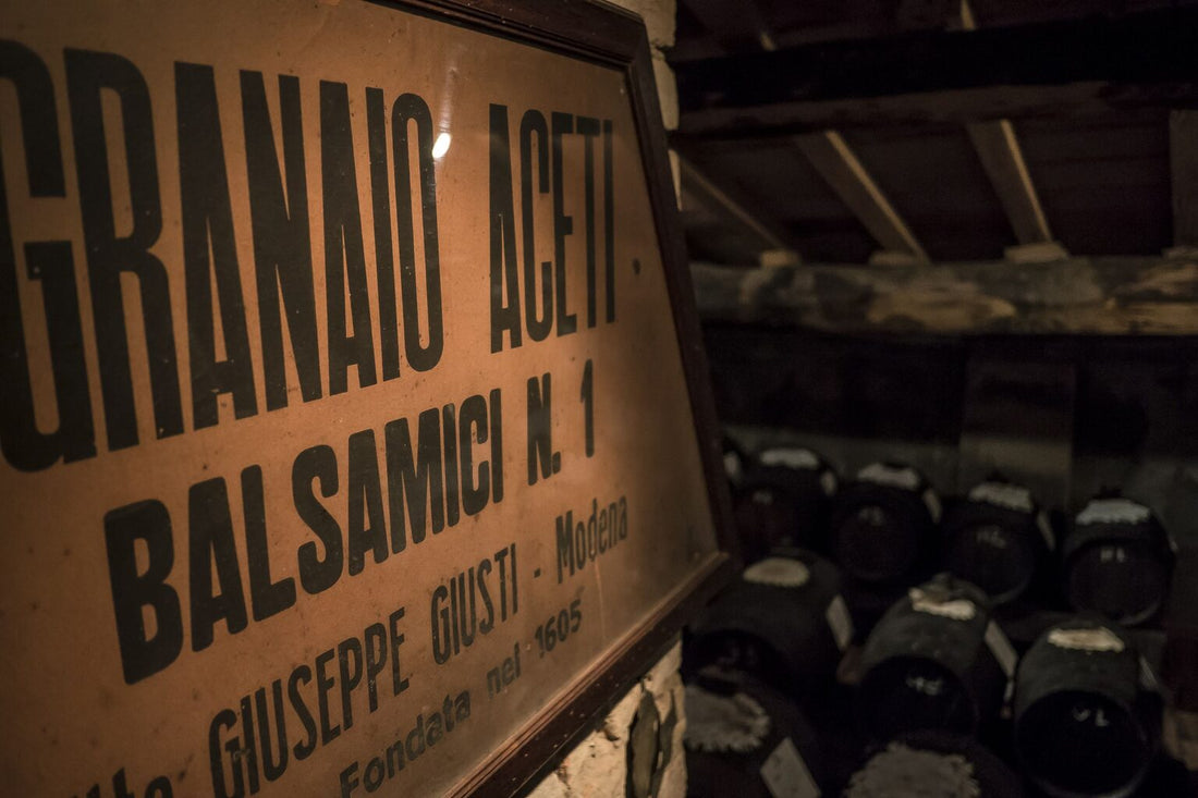 Historische Balsamico-Fässer der Acetaia Giusti in Modena
