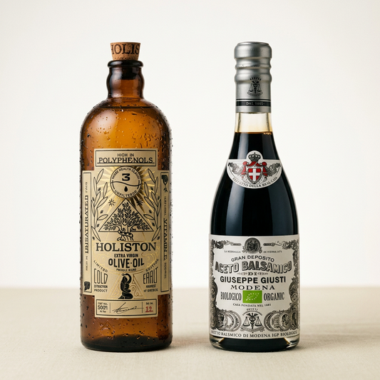 Olivenöl und Balsamico als Zutaten für ein Dressing