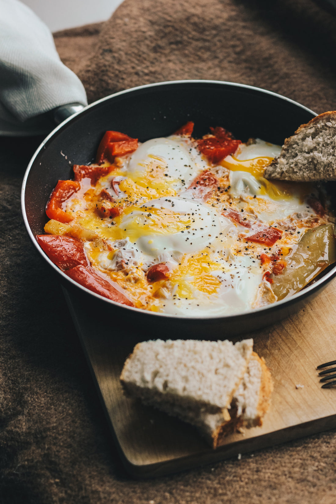 Huevos Rotos – Spiegeleier in der Pfanne mit Brot
