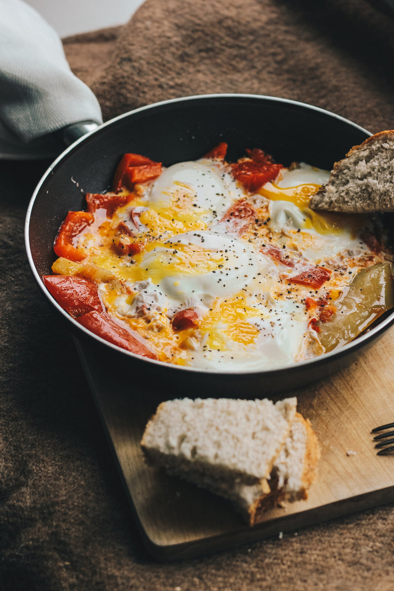 Huevos Rotos – Spiegeleier in der Pfanne mit Brot