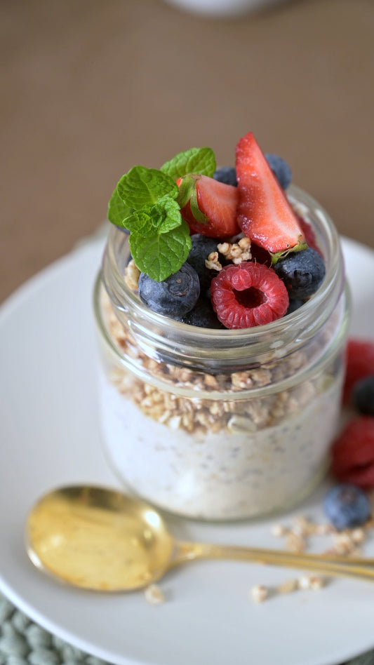 Overnight Oats mit Chia, Leinsamen und frischen Beeren