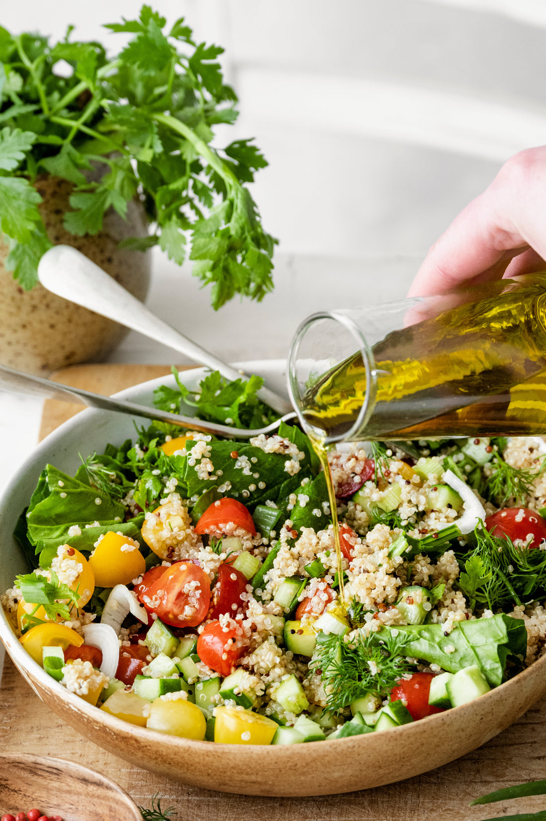 Quinoa-Salat mit Sommergemüse und Olivenöl