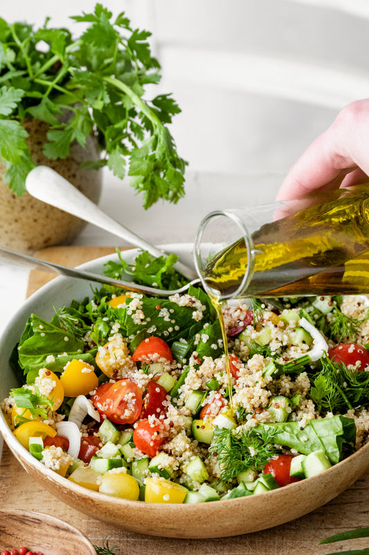 Quinoa-Salat mit Sommergemüse und Olivenöl