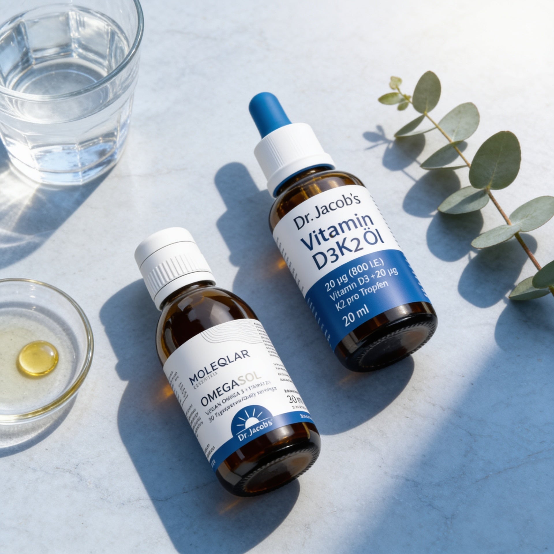 OmegaSOL und Dr. Jacob's Vitamin-Öle in klarem Morgenlicht