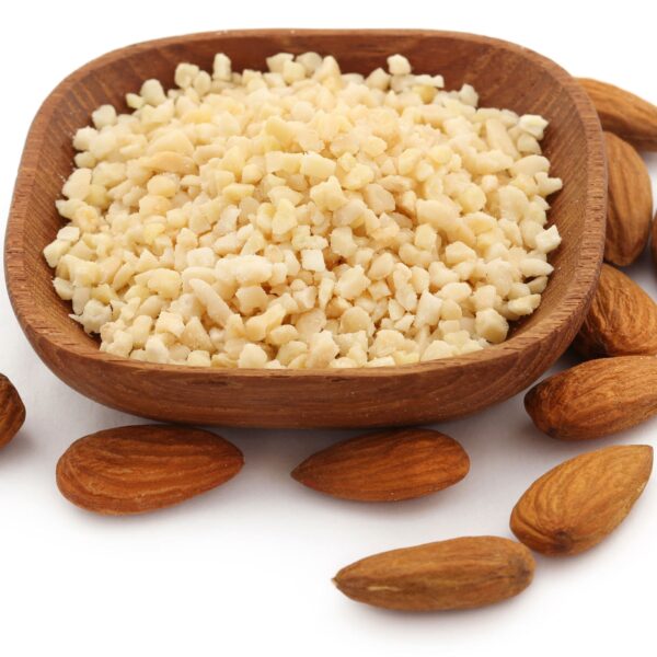 Geschälte und gehackte Mandeln | Premium-Mandelgranulat aus Apulien | Topping für süß & herzhaft | 1 kg