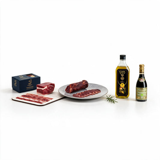 Ibérico Tapas große Auswahl – Lingote-Schinkenwürfel, Lomo, Olivenöl und Balsamico auf weißem Hintergrund