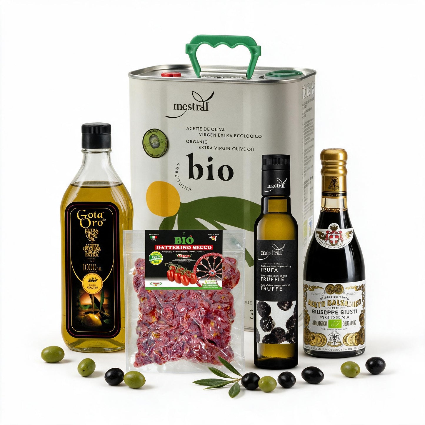 Mittelmeervergnügen große Auswahl – zwei Olivenöle, Tomaten, Trüffel-Würzöl und Balsamico auf weißem Hintergrund