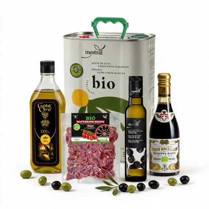 Mittelmeervergnügen große Auswahl – zwei Olivenöle, Tomaten, Trüffel-Würzöl und Balsamico auf weißem Hintergrund