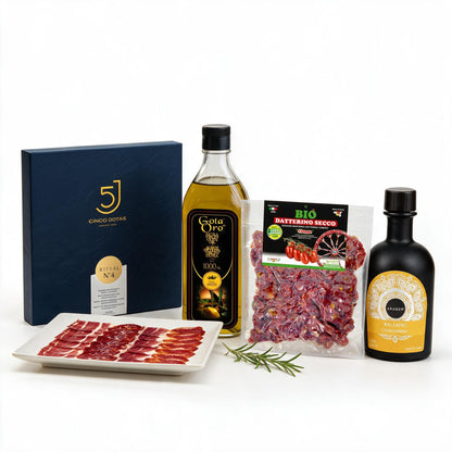 Ibérico Tapas zum Genießen – Cinco-Jotas-Verkostungsset, Olivenöl, Tomaten und Balsamico auf weißem Hintergrund