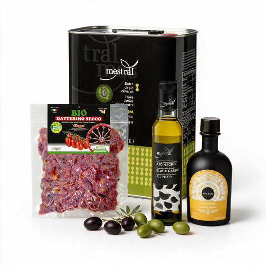Mittelmeervergnügen für Pasta & Pfanne – Olivenöl 3 L, Datterini-Tomaten, Knoblauch-Würzöl und Balsamico auf weißem Hintergrund