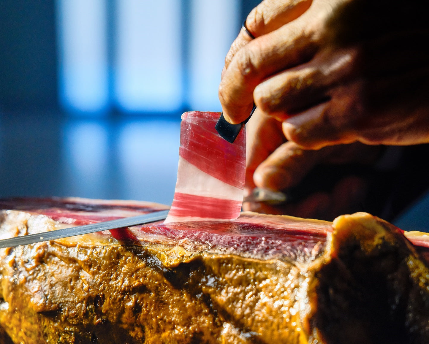 60 Monate fein gereifter Hinterschinken | Bellota | mit Eicheln gefüttert 100 % Ibérico „Brida Nega“ aus Andalusien